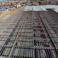 Trabajos de retirada de tejado de una nave en Pinto (Madrid)